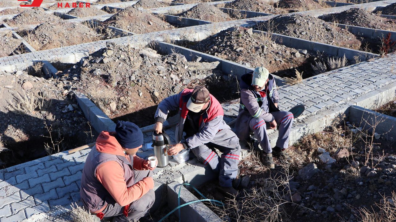 Erzurum'da kışın toprağın donması nedeniyle mezar yerleri şimdiden hazırlanıyor