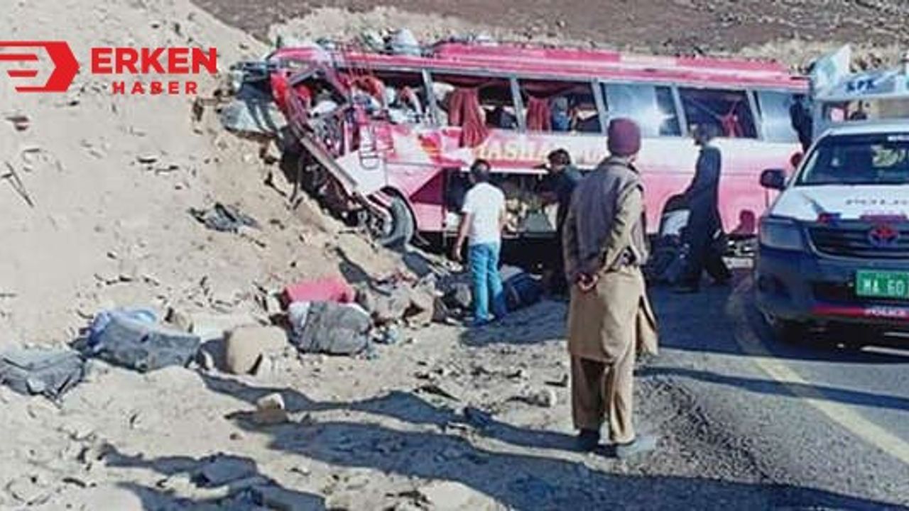 Pakistan'da otobüs şarampole yuvarlandı: 18 ölü