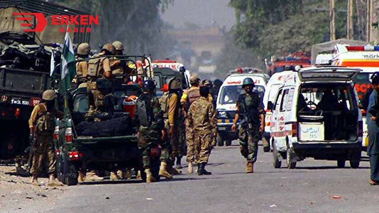 Pakistan'da devriyedeki polis aracına düzenlenen silahlı saldırıda 6 emniyet mensubu öldü