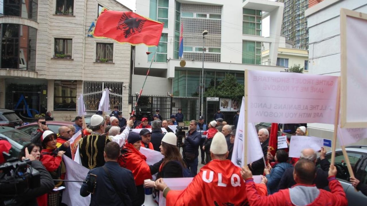 Arnavutluk’ta, Kosova’ya destek eylemi