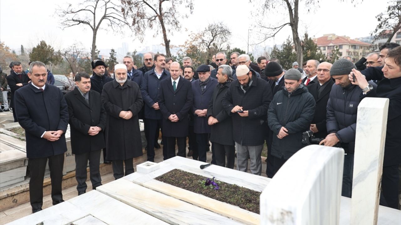Eski Milli Eğitim Bakanı Tevfik İleri, mezarı başında anıldı