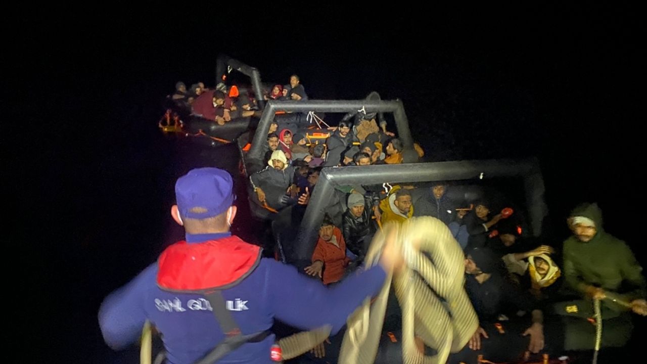 İzmir açıklarında 182 göçmen kurtarıldı