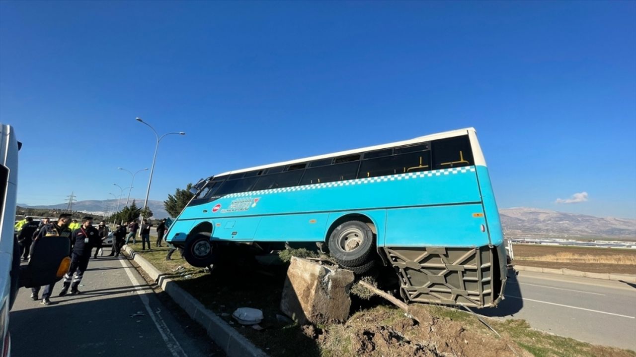 Kahramanmaraş'ta halk otobüsü devrildi: 12 yaralı