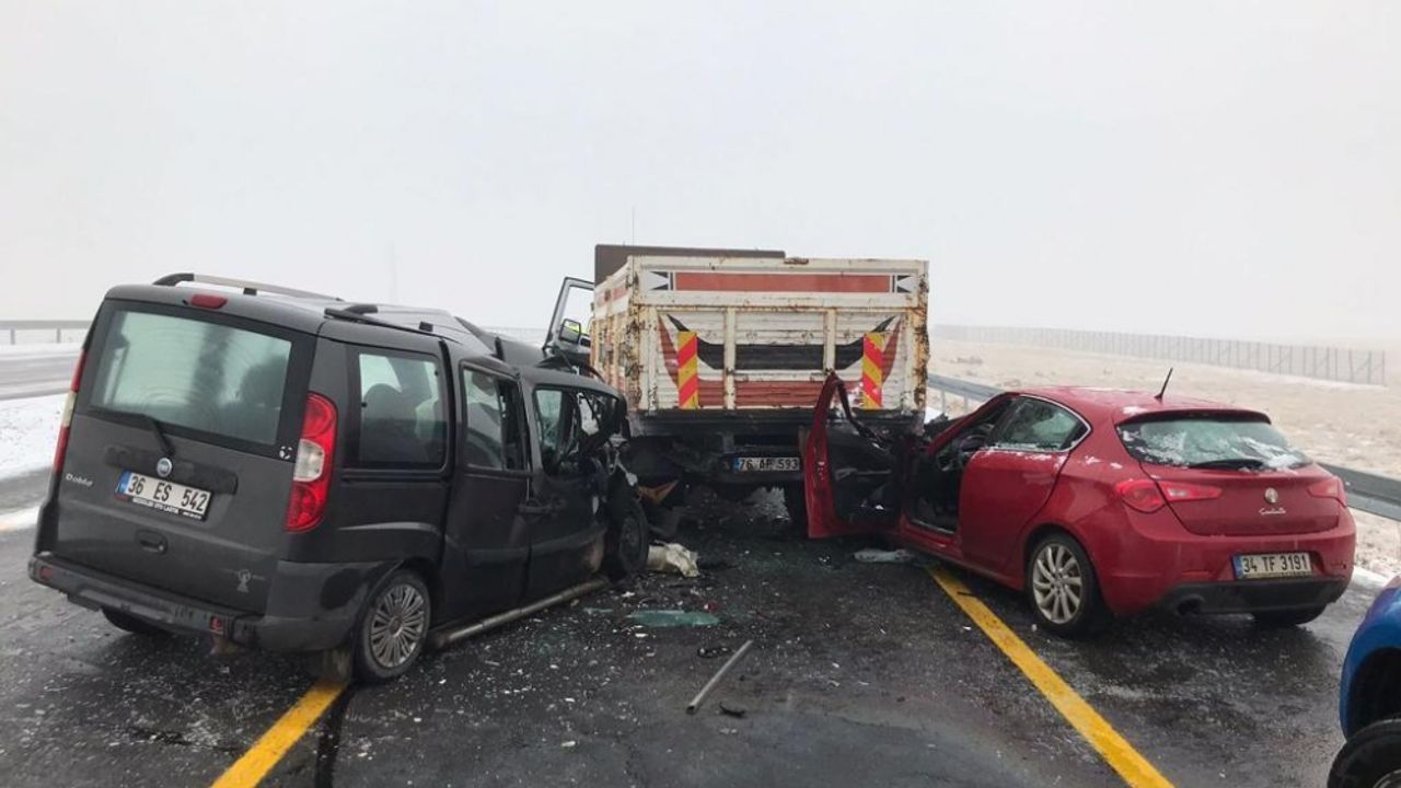 Kars'ta zincirleme trafik kazasında 1'i ağır 3 kişi yaralandı
