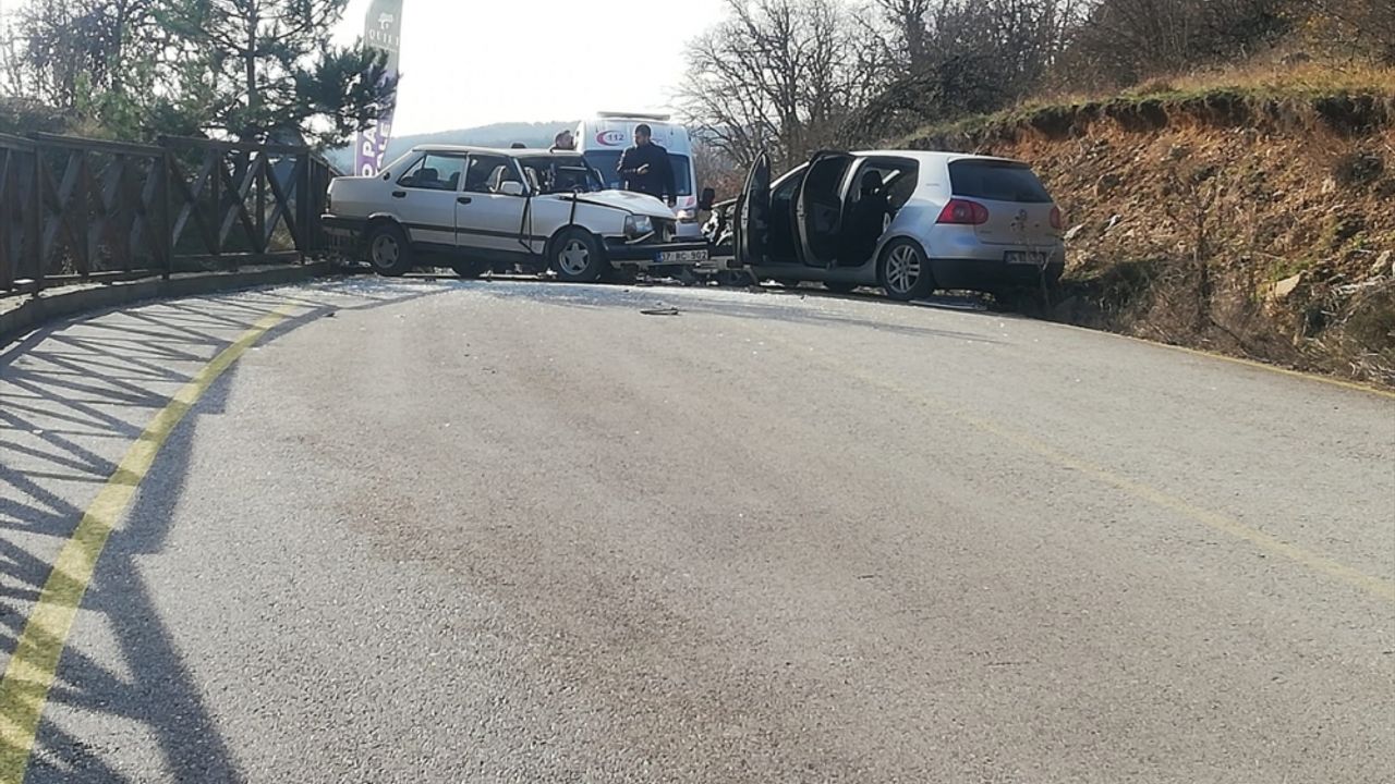 Kastamonu'da otomobiller çarpıştı: 5 yaralı