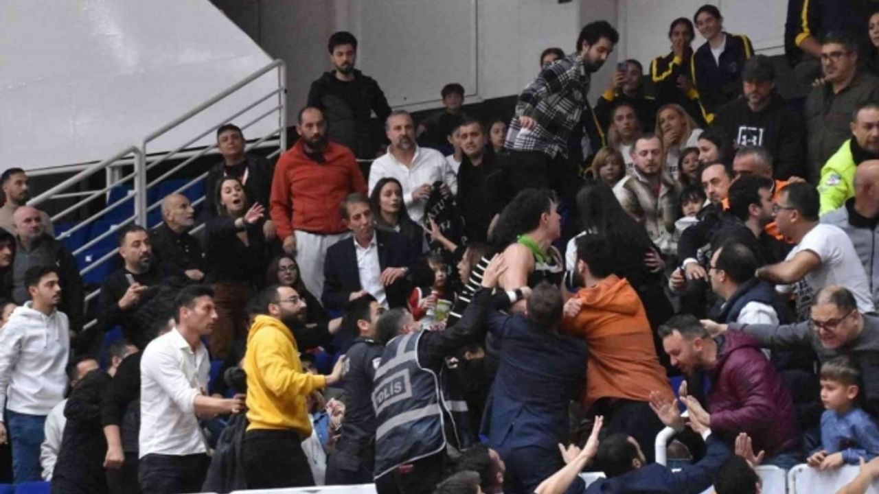 Petkimspor-Manisa maçında tribünde olaylar çıktı