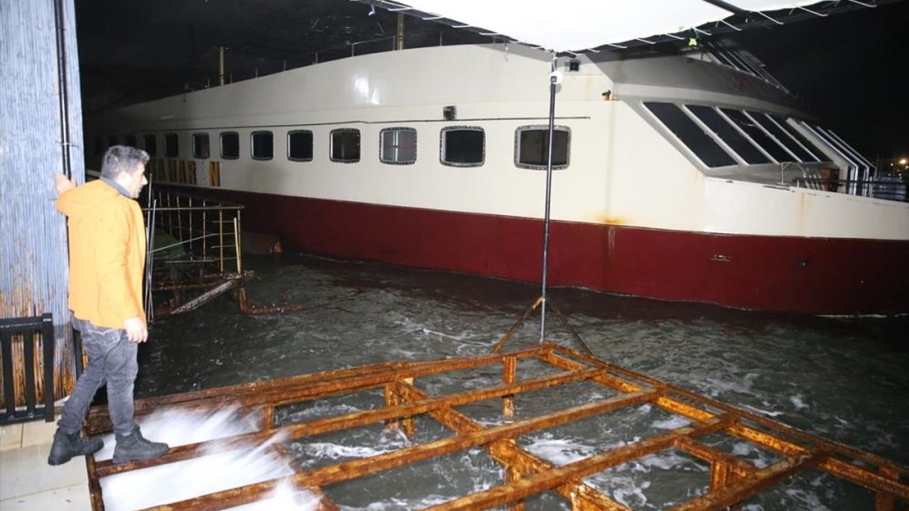 Rüzgarın etkisiyle sürüklenen tekne, işletmelere zarar verdi