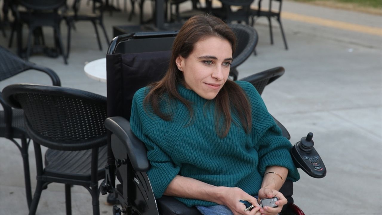 Tokat'ta yaşayan bedensel engelli Sare Aydın, psikiyatri uzmanı oldu