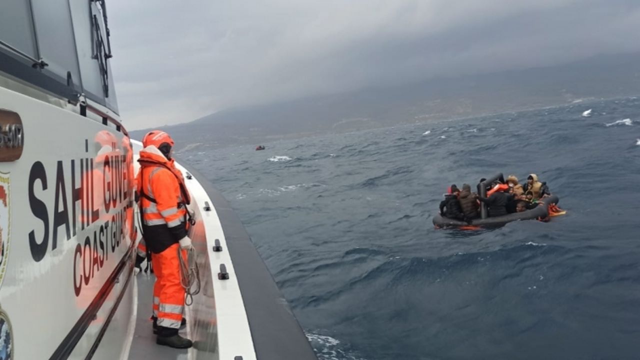 Türk sularına itilen 66 göçmen kurtarıldı
