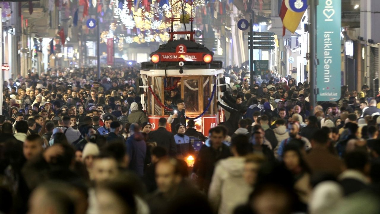 Yeni yıla saatler kala Taksim'de yoğunluk