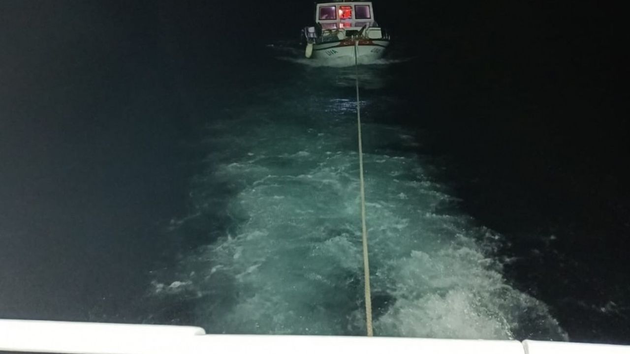 Çanakkale Boğazı'nda arızalanan tekne KEGM ekiplerince kurtarıldı