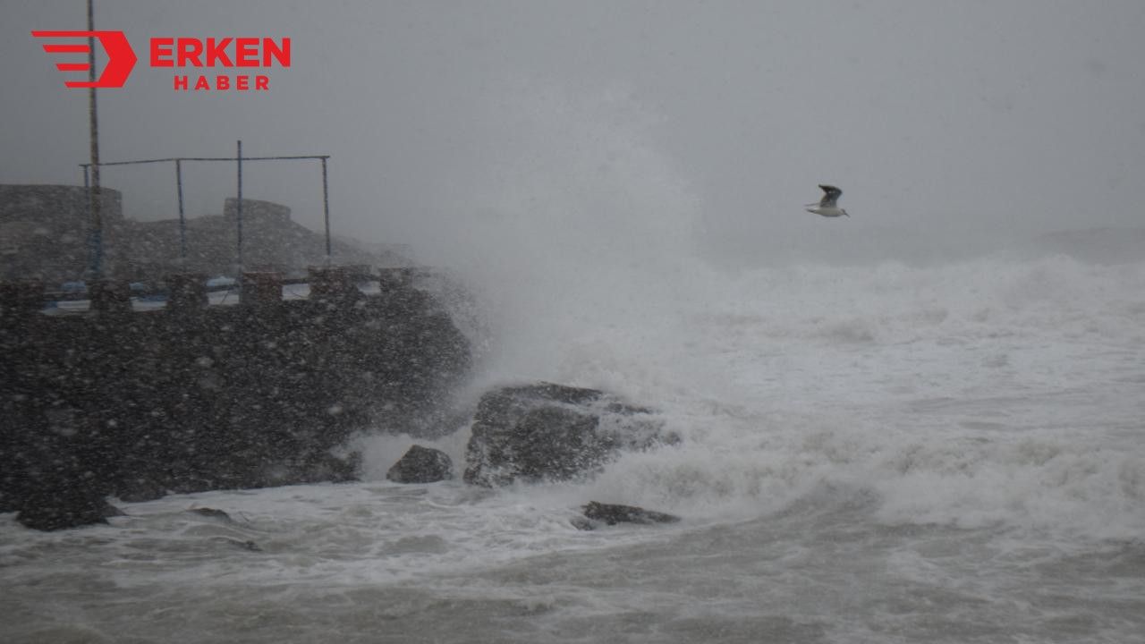 Düzce'de şiddetli rüzgar 4 metrelik dalgalar oluşturdu