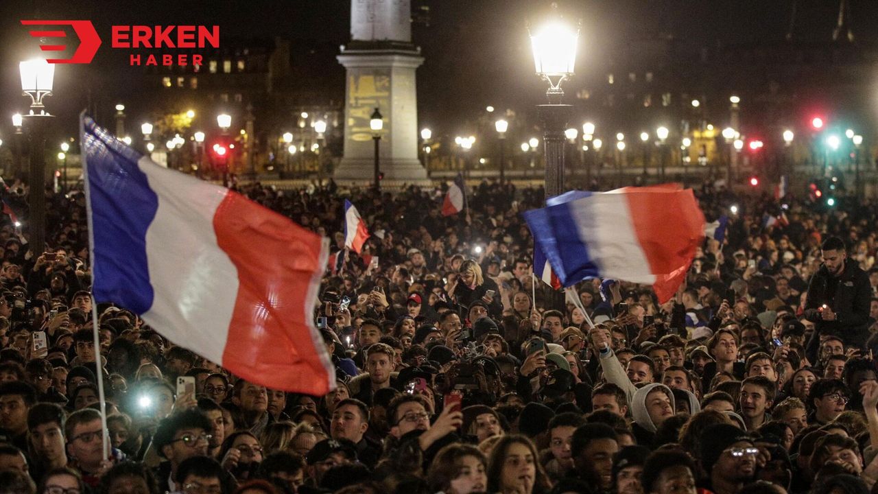 Fransa Milli Takımı'nı yaklaşık 50 bin taraftar karşıladı