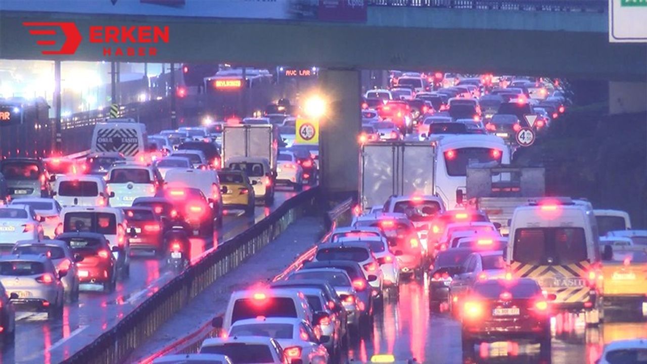 İstanbul'da yağışın da etkisiyle trafik yoğunluğu