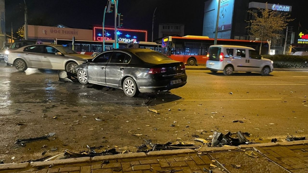 İzmir de kaza eğlence mekanının girişine çarptı, 5 yaralı