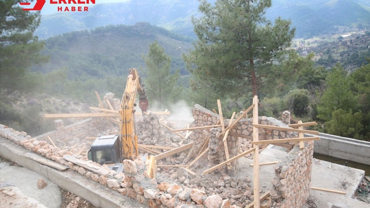 Antalya’nın Kaş ilçesinde 12 kaçak villa yıkıldı