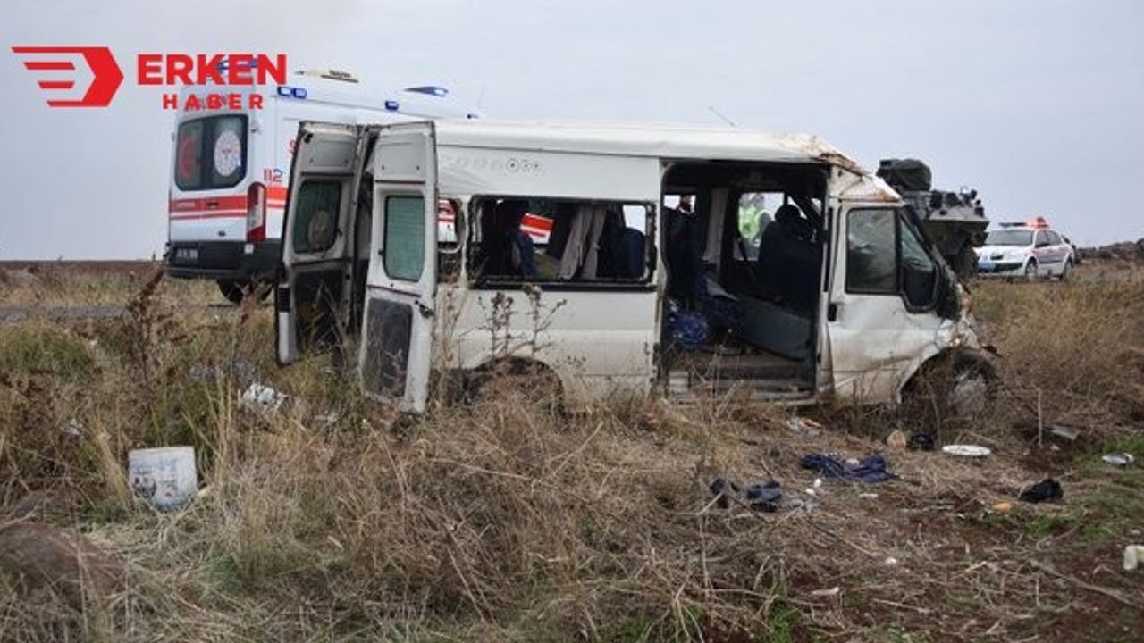 Çiftçileri taşıyan minibüs devrildi: 23 yaralı