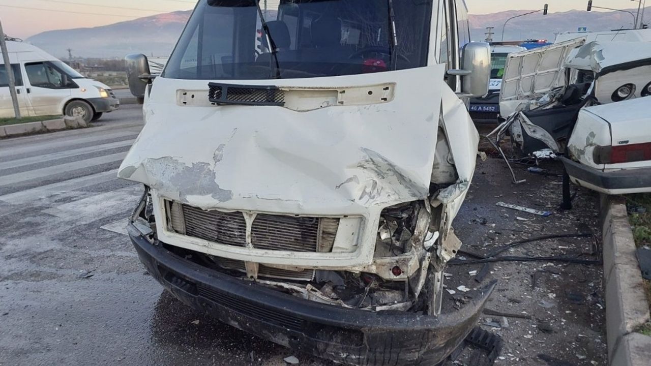 Antalya'da devrilen minibüsteki 6 öğretmen yaralandı