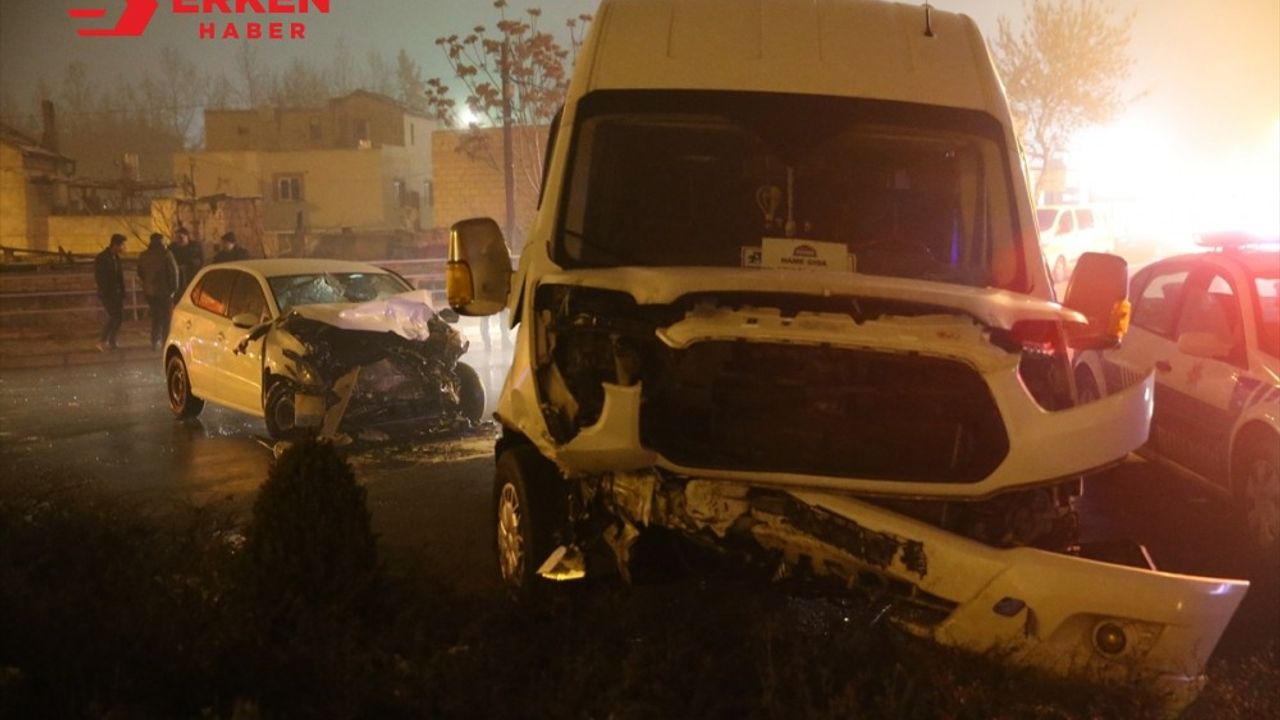 Nevşehir'de minibüsle otomobil çarpıştı: 8 yaralı