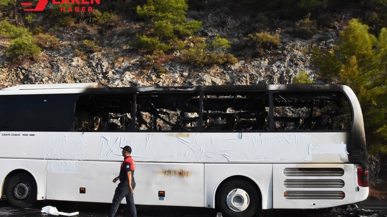 Seyir halindeki yolcu otobüsünde çıkan yangın söndürüldü