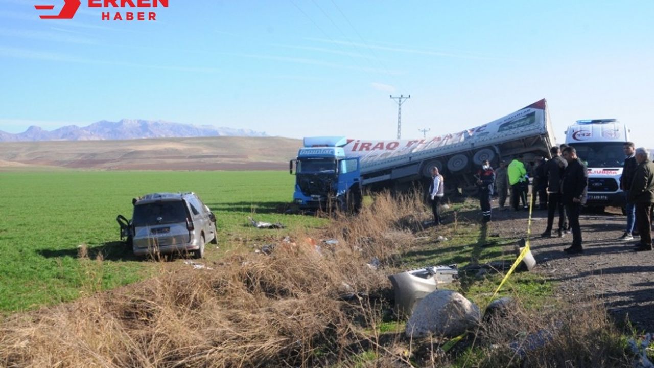 Şırnak'ta tır ile hafif ticari araç çarpıştı, 4 ölü 2 yaralı