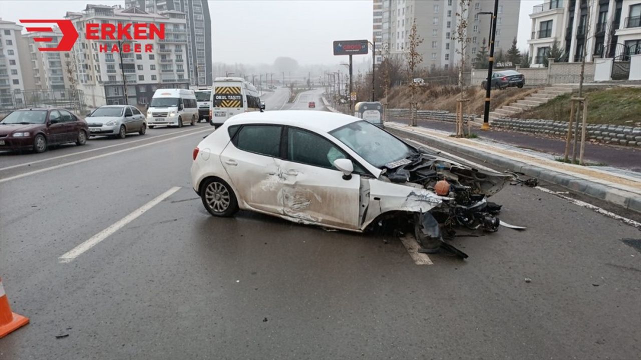Sivas'ta zincirleme trafik kazasında biri polis 4 yaralı
