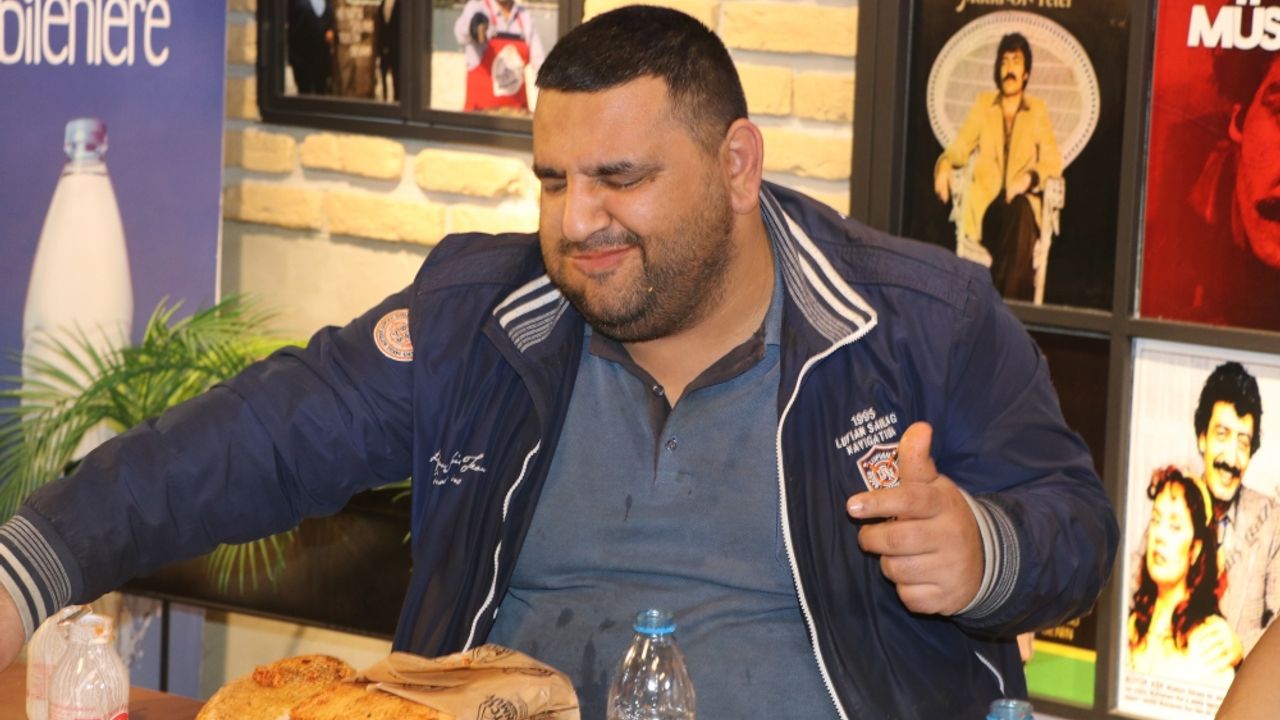 Adana'da acılı tost yeme yarışmasını Avustralyalı katılımcı kazandı
