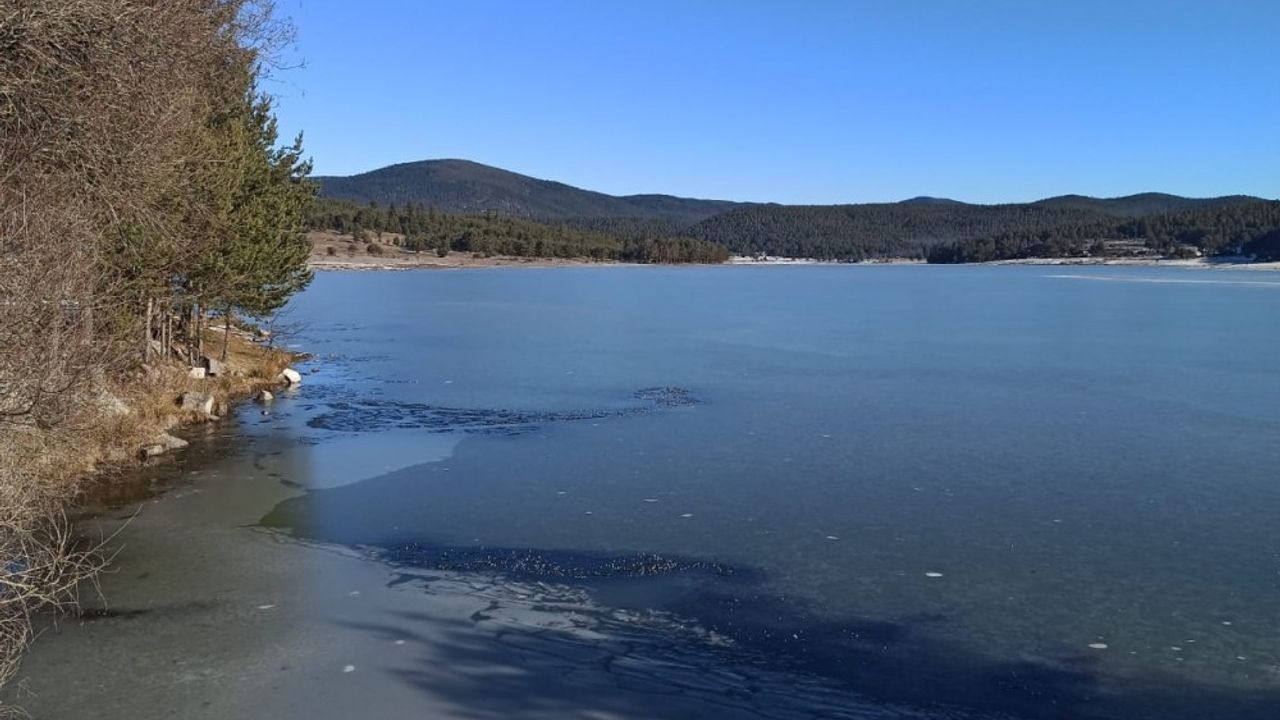 Aladağ Göleti'nin yüzeyi buz tuttu