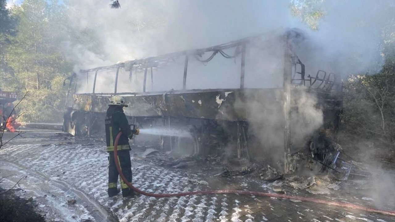 Antalya'da  tur otobüsünde yangın çıktı