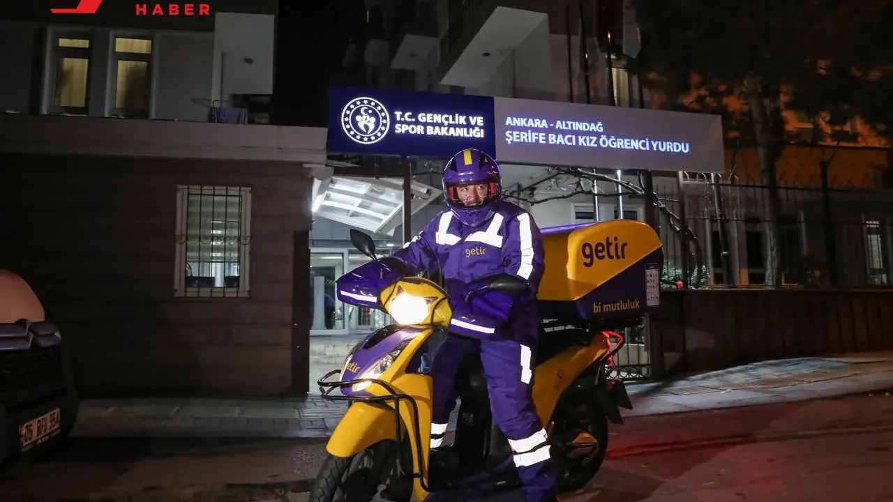 Motorkurye olan Bakan Varank, yeni yılda sipariş GETİR'di