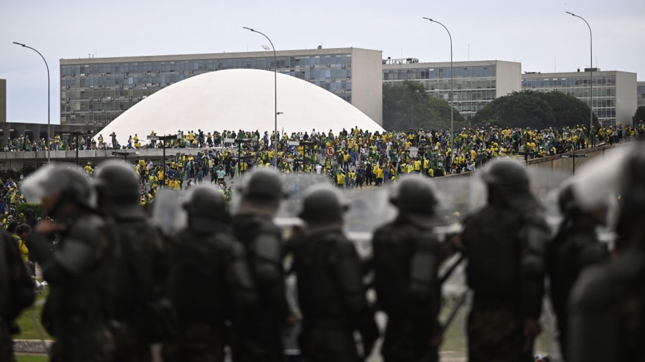 Brezilya'da Kongre'ye yönelik 'Bolsonaro baskını'nda kontrol sağlandı