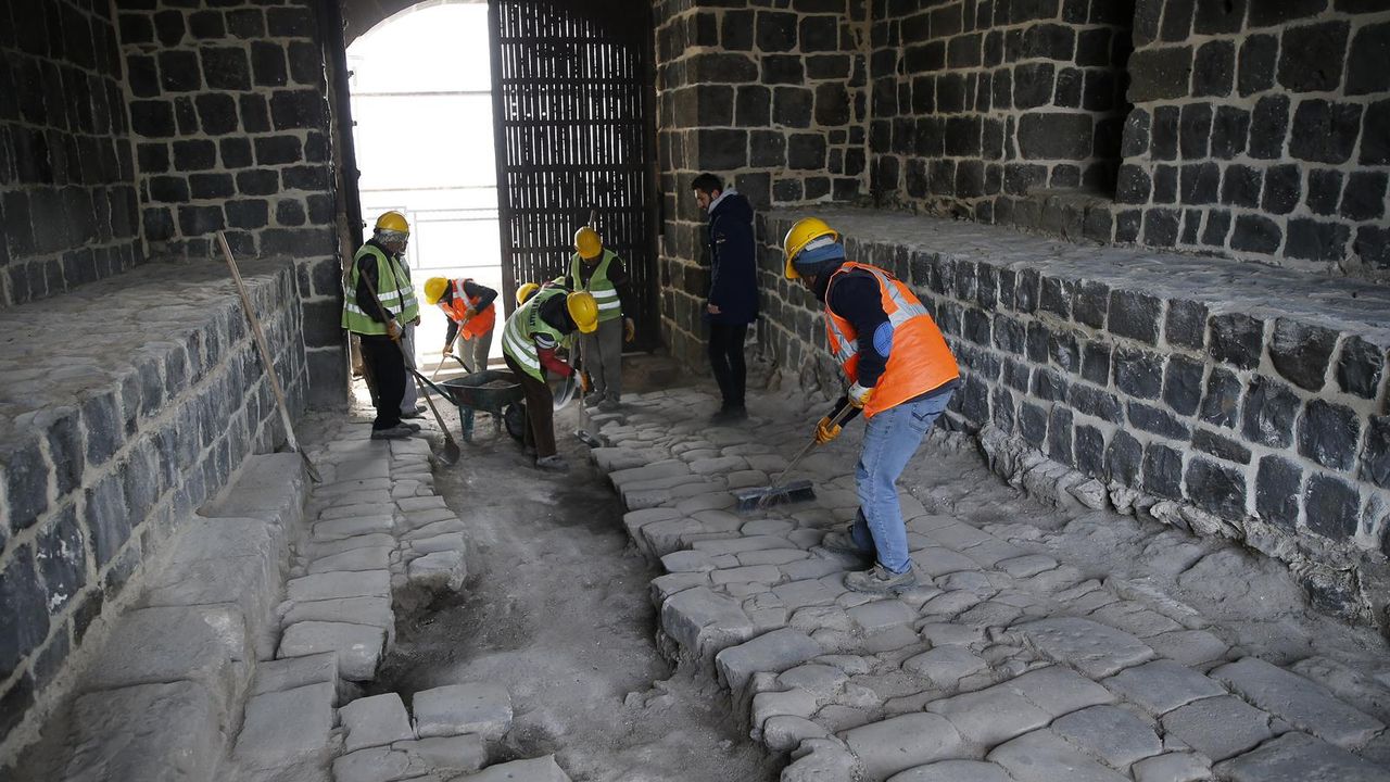Yenikapı’da 1700 yıllık taş döşemeleri ortaya çıkarıldı