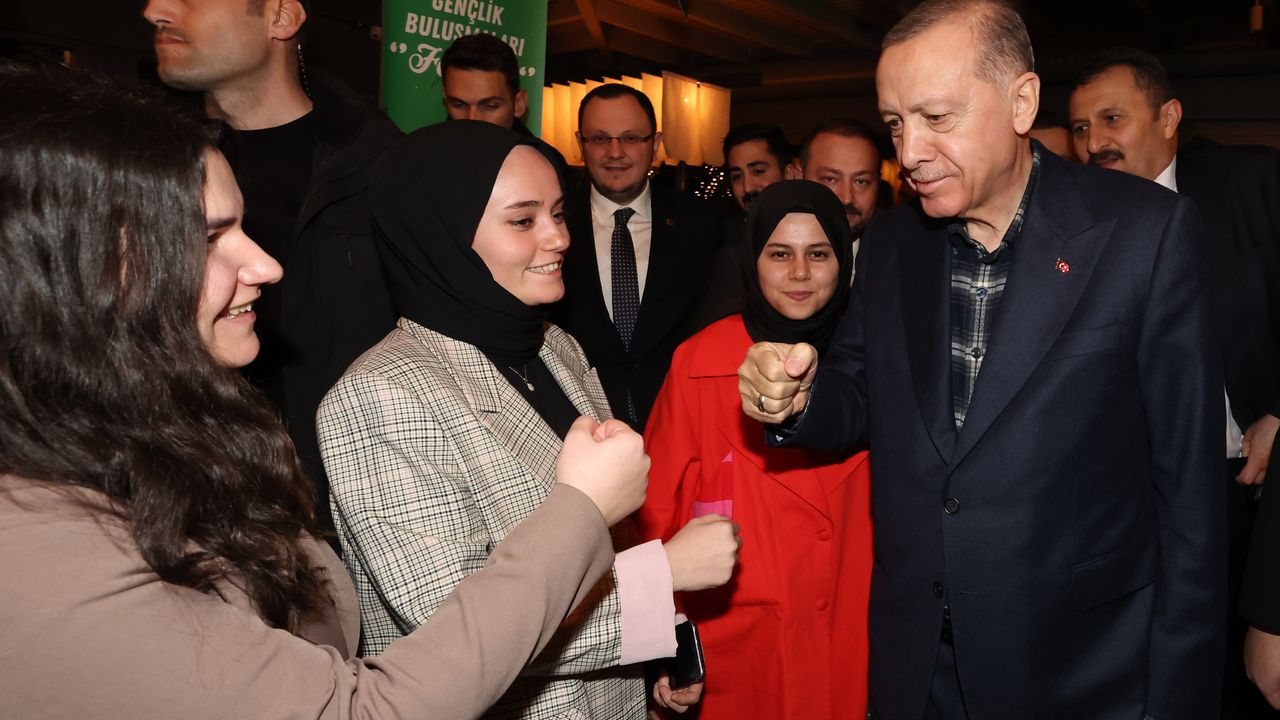 Erdoğan: "Gençlerimizi konu mankeni olarak görmüyoruz."
