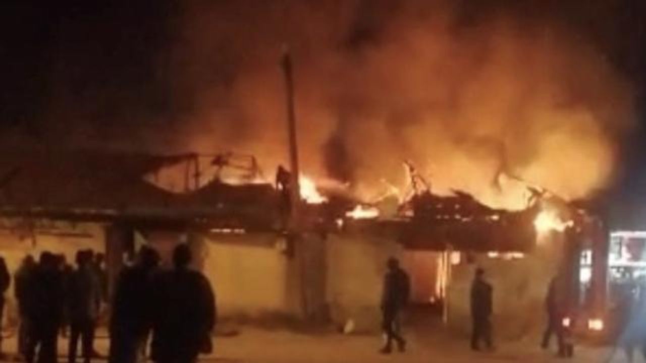 Manisa'da elektrikli battaniye ev yaktı