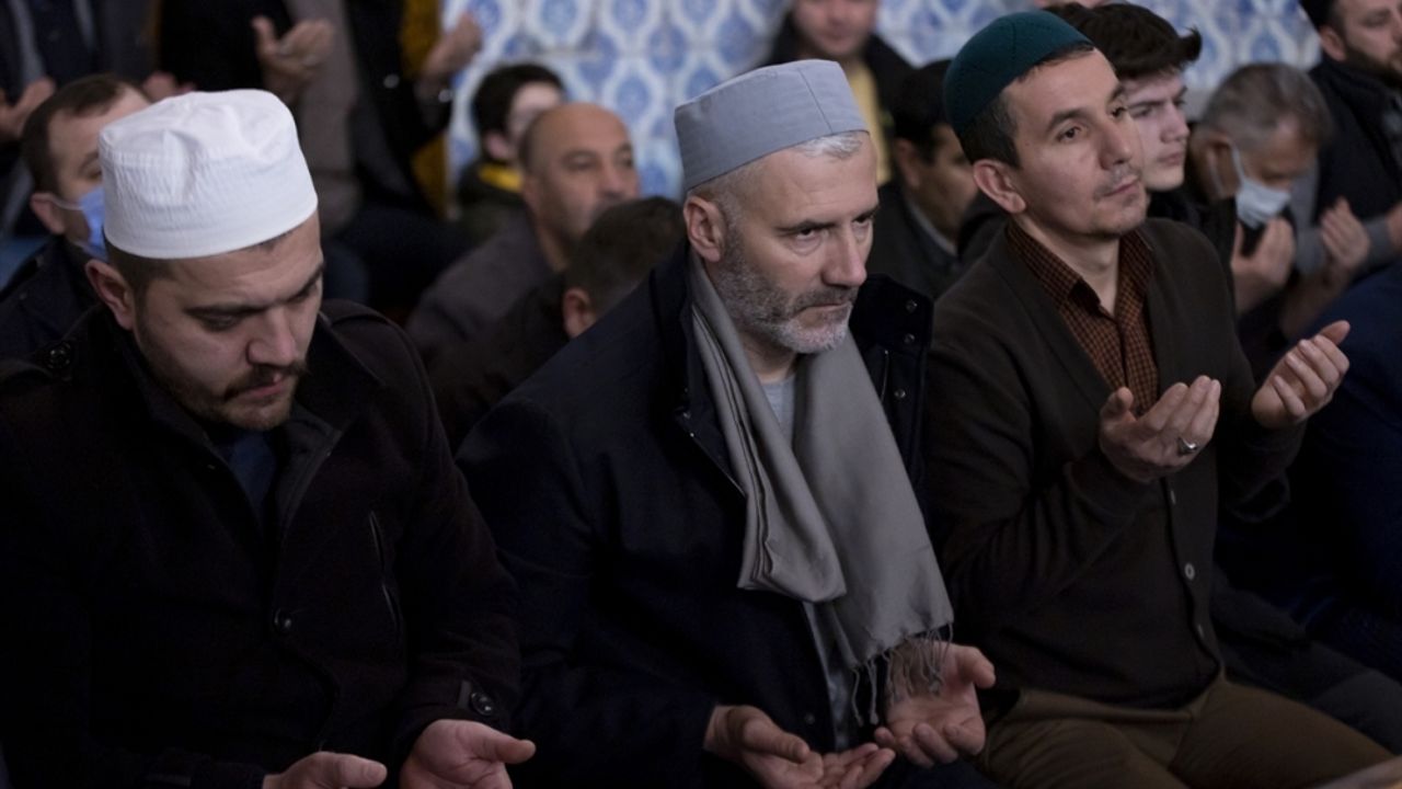 İsveç'e tepki için 90 bin camide Kur'an-ı Kerim okundu