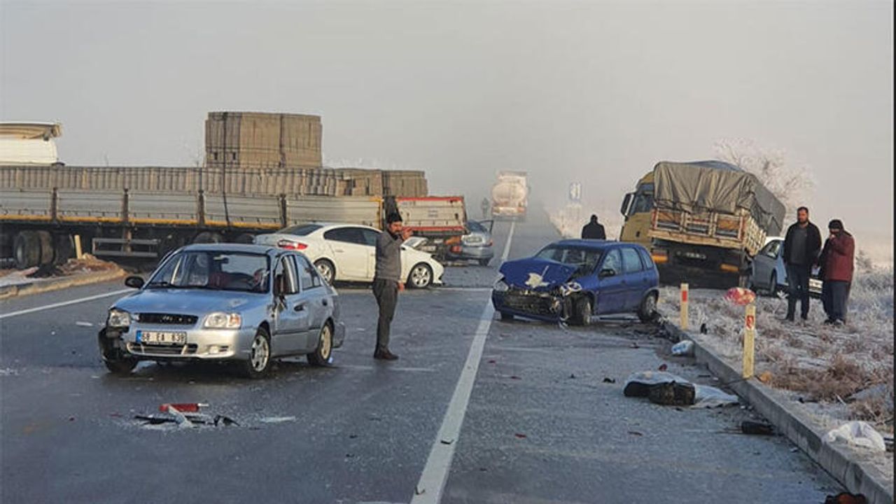 Kırşehir'de 12 araç çarpıştı, 2 ölü, 12 yaralı