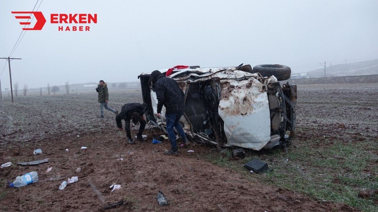 Sivas'ta devrilen pikaptaki 5 kişi yaralandı