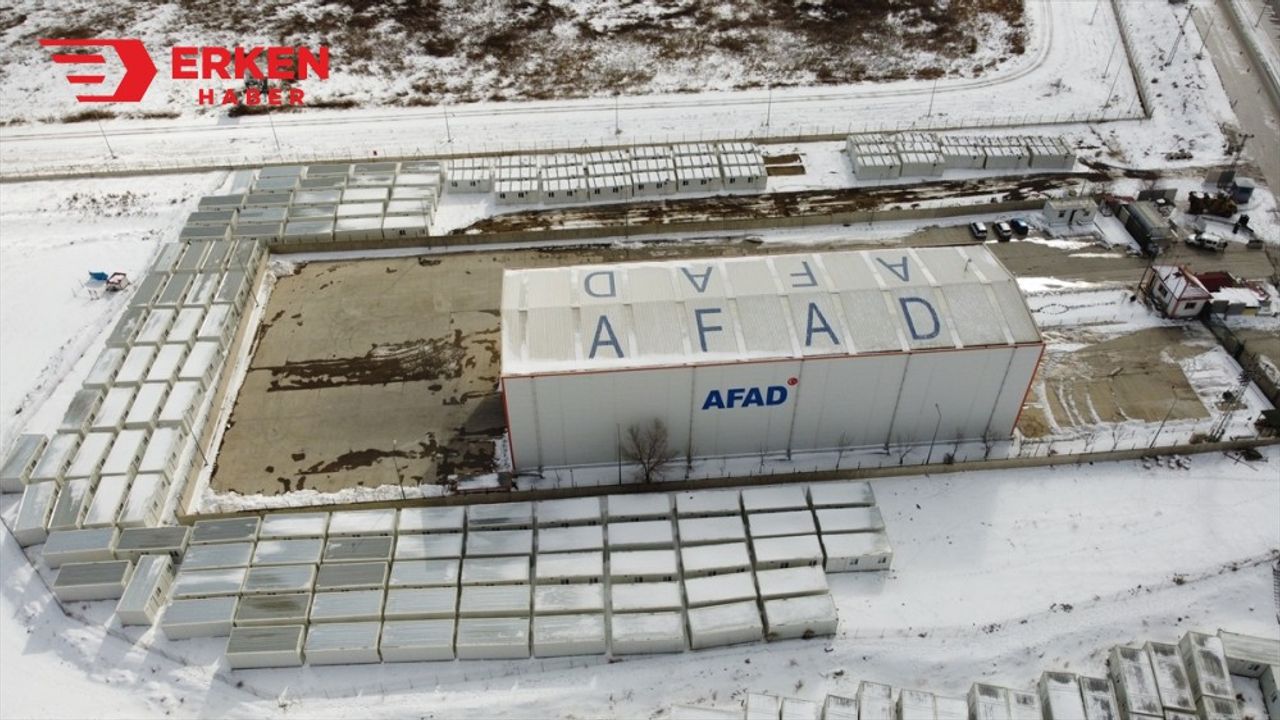 AFAD'ın deposundaki konteynerler nihayet bölgeye sevk ediliyor