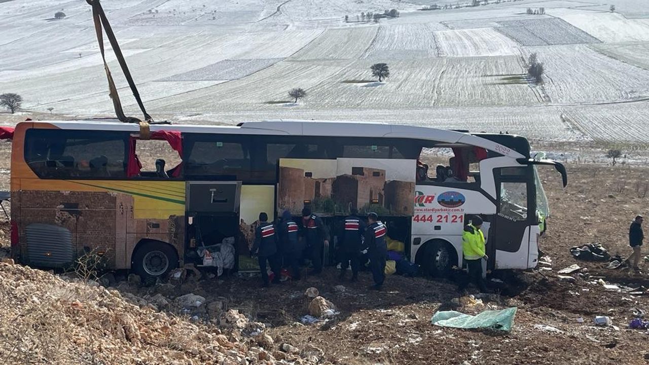 Afyonkarahisar'da yolcu otobüsü devrildi: 8 ölü