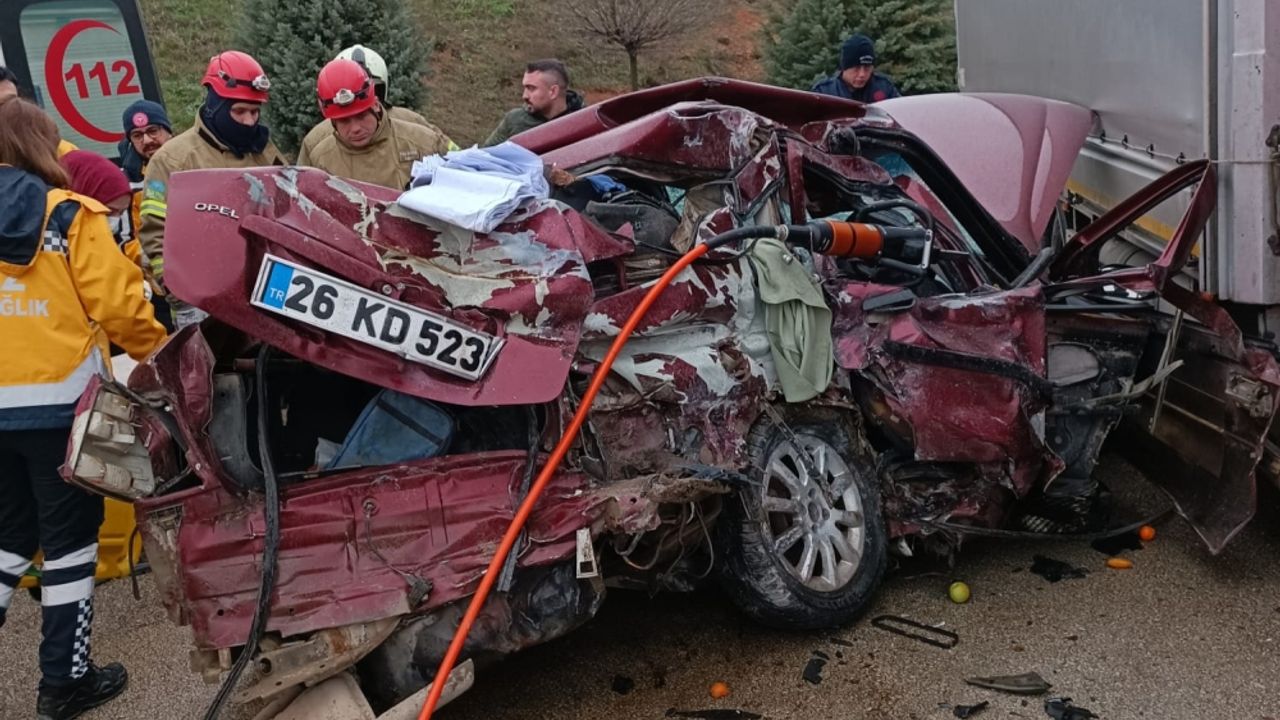 Bursa'da katliam gibi kaza, kamyona çarpan otomobildeki 5 kişi öldü