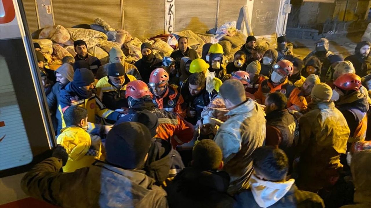 Diyarbakır'dan 72 saat sonra enkazdan bir kadın çıkartıldı