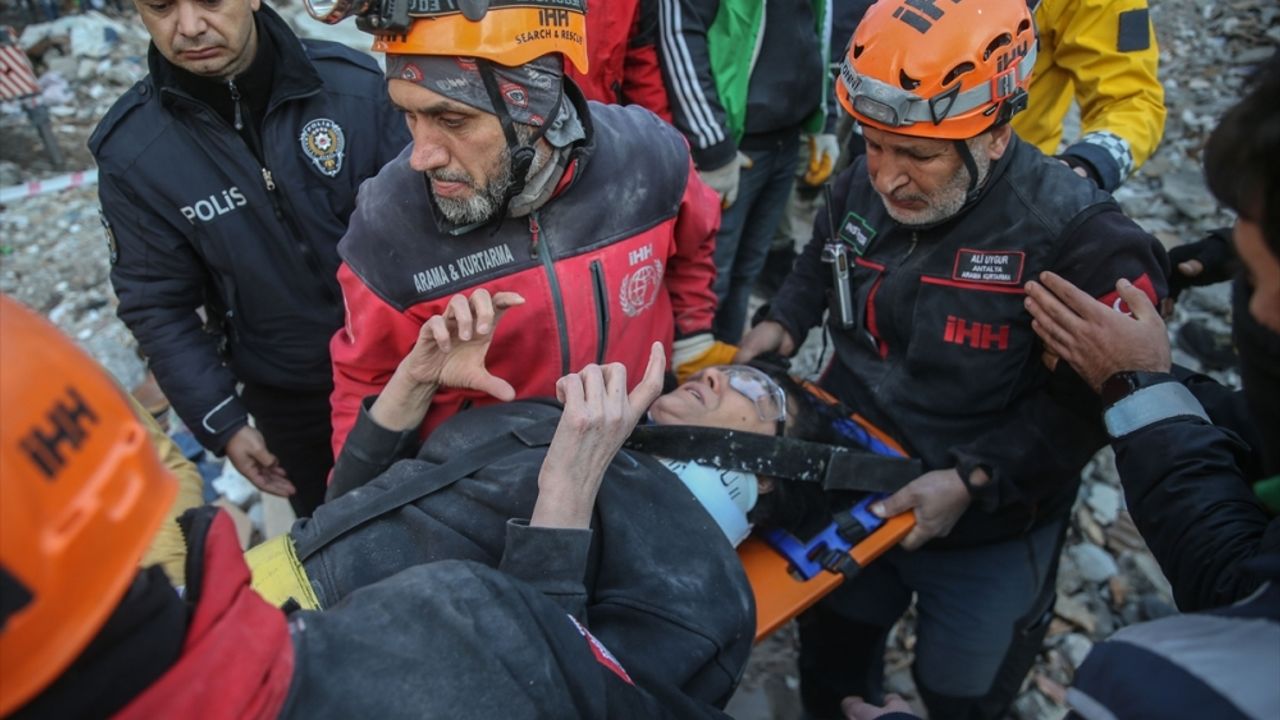 İskenderun'da enkazından 6 kişilik aile kurtarıldı
