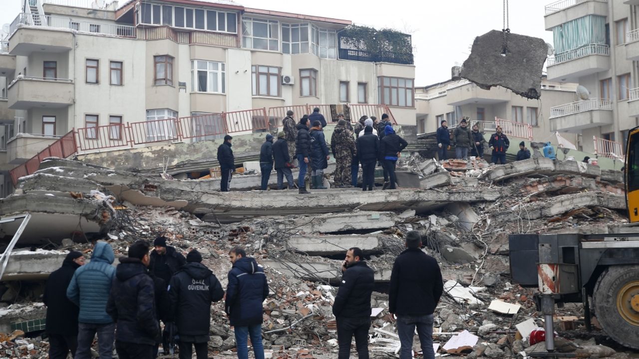 Malatya'da yıkılan binalarda kurtarma çalışmaları sürüyor