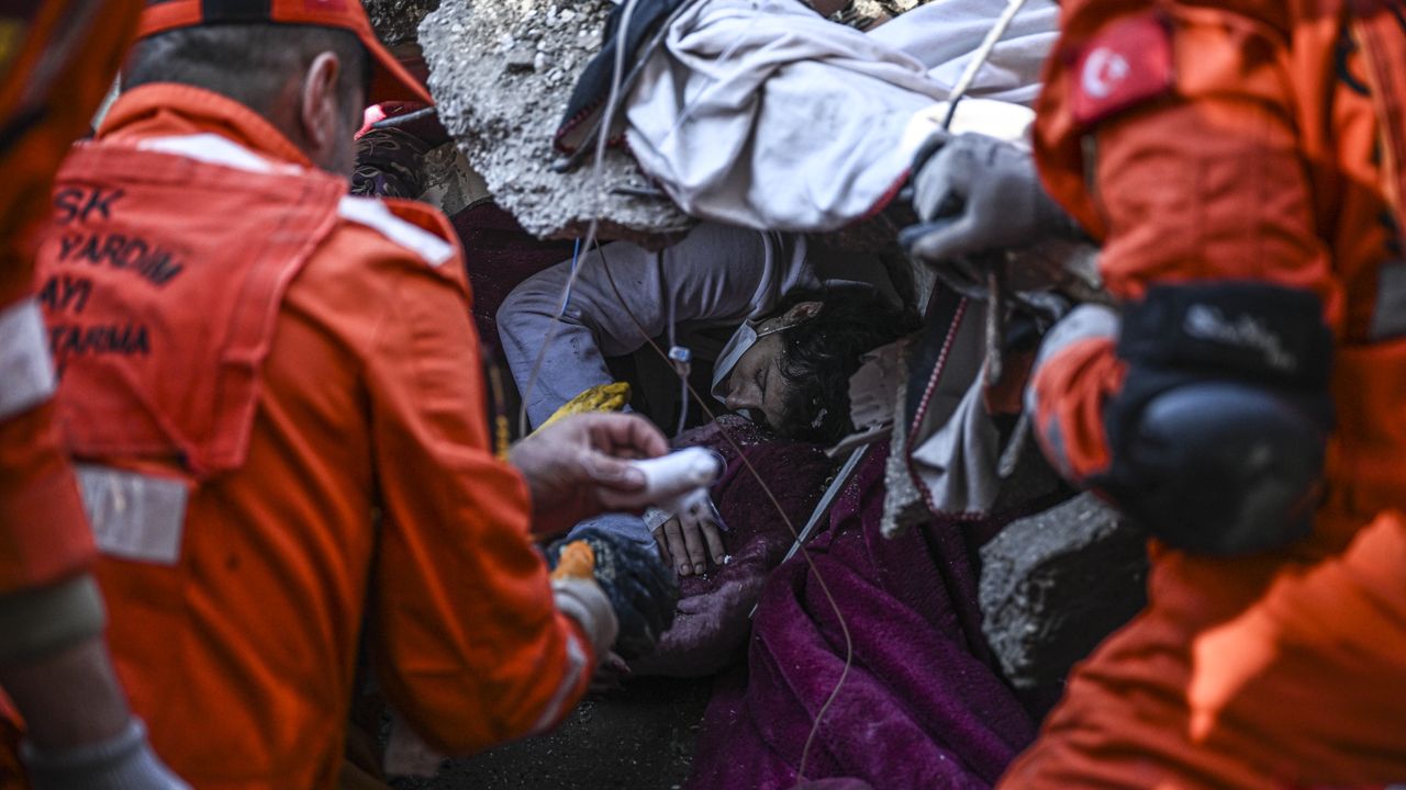 Gaziantep'te bir kişi depremden 103 saat sonra enkazdan kurtarıldı