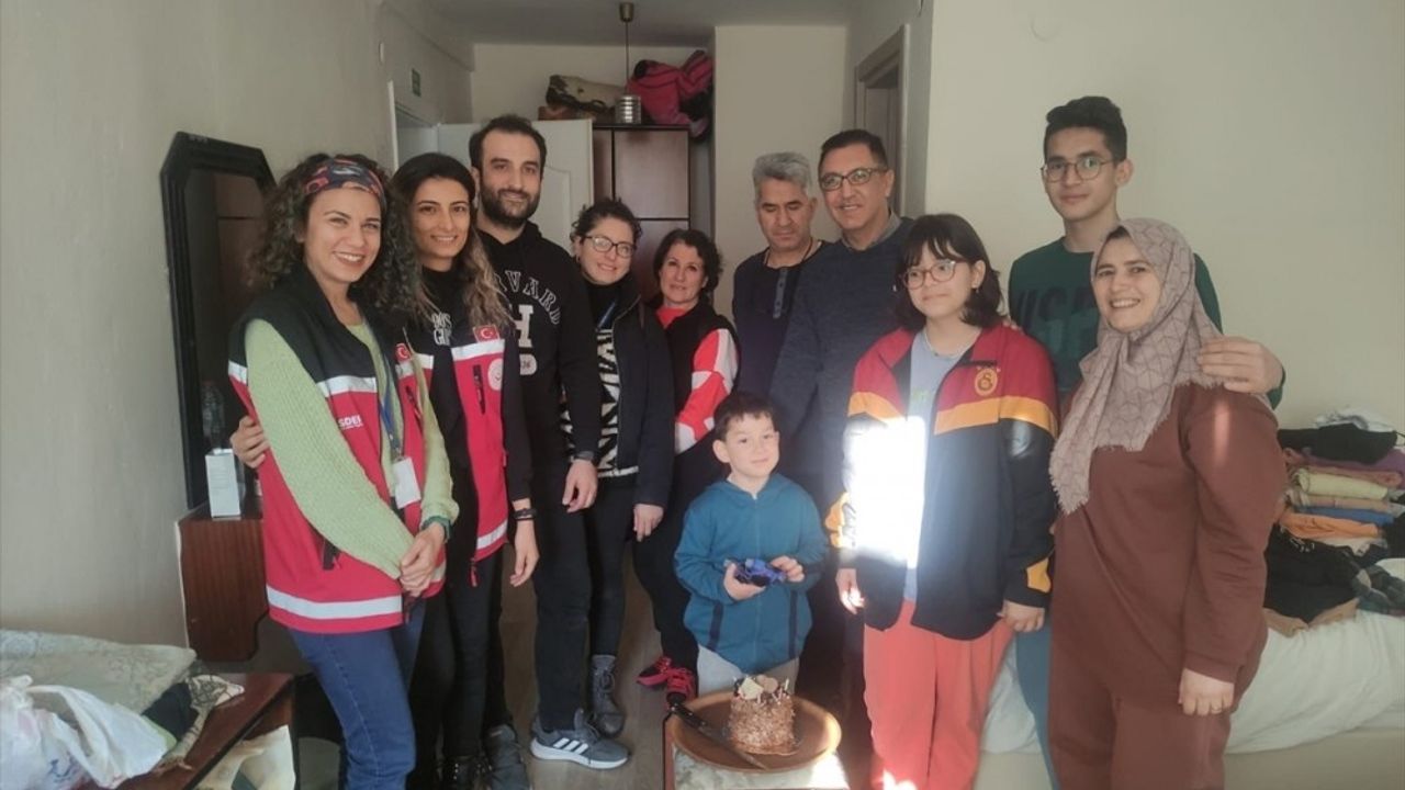 Aydın'da depremzede çocuğa doğum günü sürprizi
