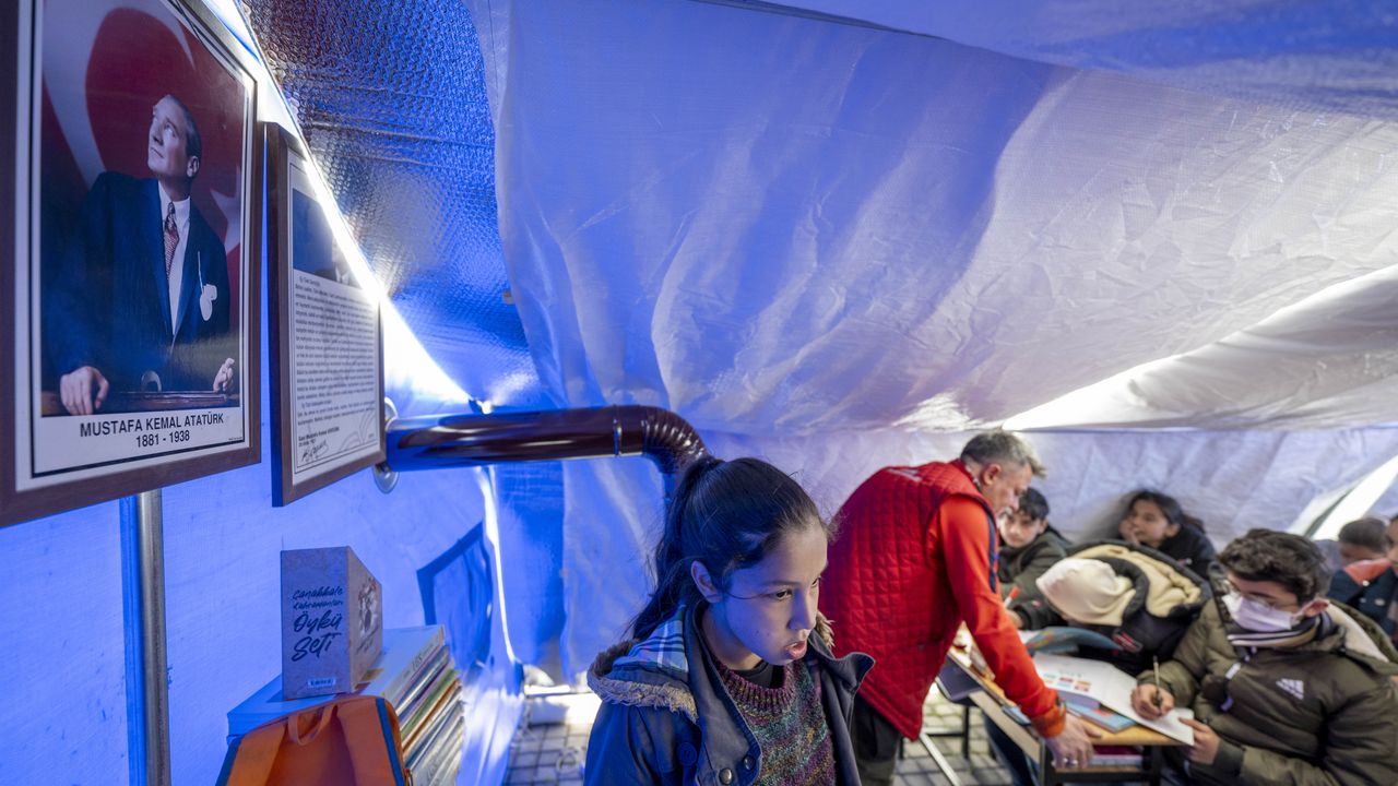 Adıyaman'da gönüllü öğretmenler çadırda eğitim veriyor