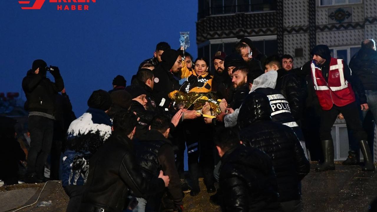 Diyarbakır'da 16 saat sonra enkazdan çocuk kurtarıldı