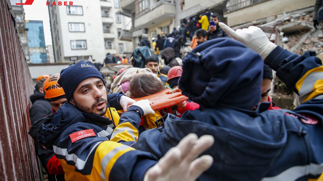 Diyarbakır'da 11 saat sonra enkazdan 1 kişi kurtarıldı