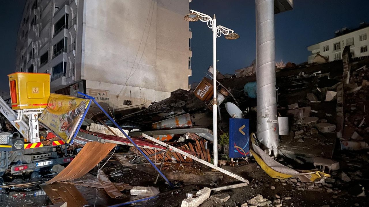 Malatya'da depremde 130 bina yıkıldı