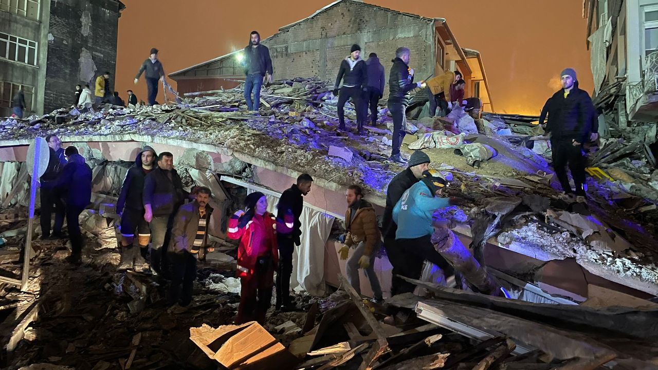 Depremin bilançosu ağırlaşıyor: 230 bina yıkıldı, 76 ölü, 720 yaralı